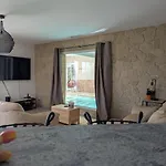 Villa Spacieuse Piscine Couverte Bezac