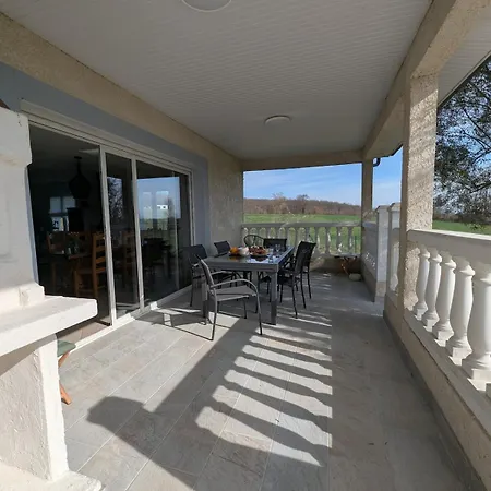 Vila Spacieuse Piscine Couverte Bezac