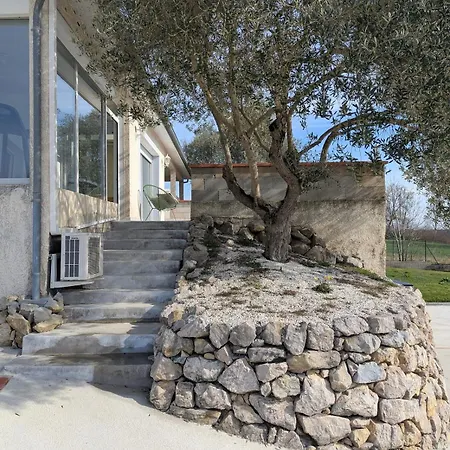Vila Spacieuse Piscine Couverte Bezac
