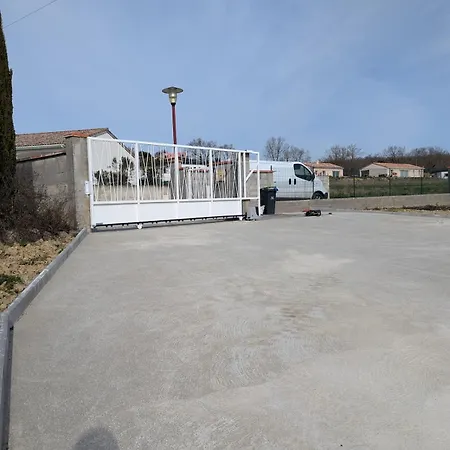Spacieuse Piscine Couverte *