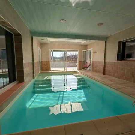 Spacieuse Piscine Couverte Bezac