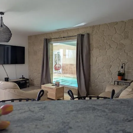 Vila Spacieuse Piscine Couverte Bezac