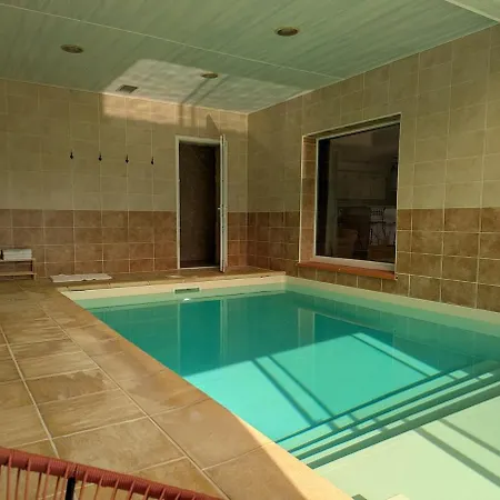 Spacieuse Piscine Couverte *