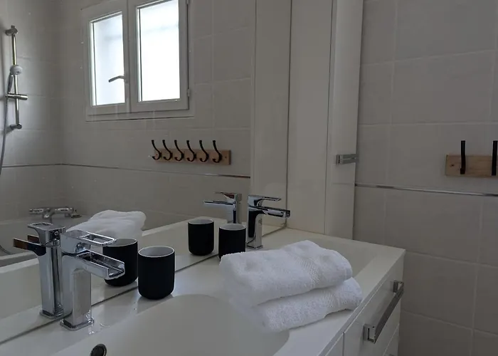 Spacieuse Piscine Couverte Villa