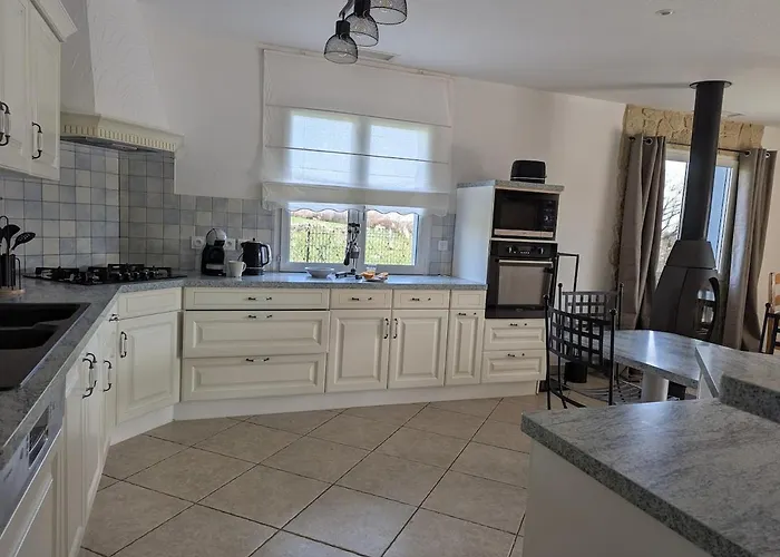 Spacieuse Piscine Couverte * Bezac