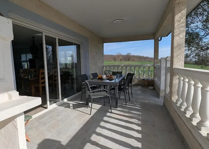 Villa Spacieuse Piscine Couverte Bezac