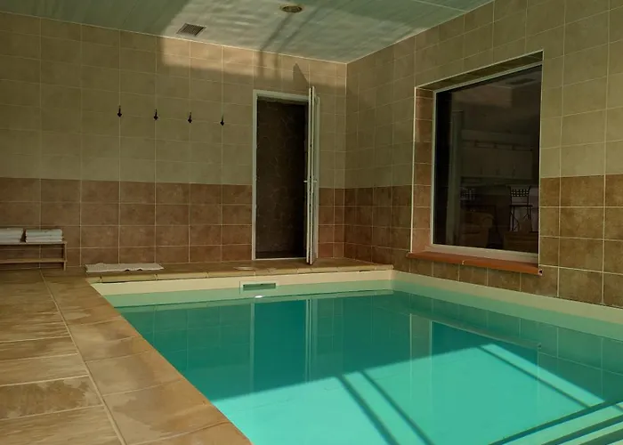 Villa Spacieuse Piscine Couverte Bezac