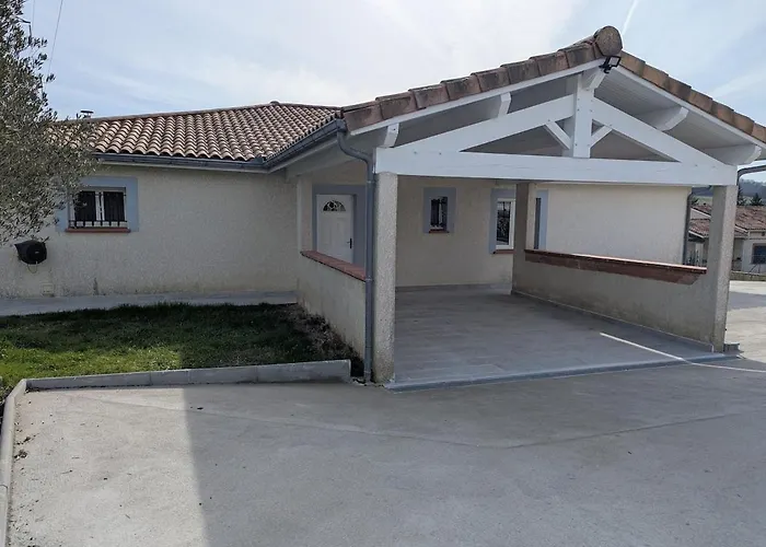 Spacieuse Piscine Couverte *