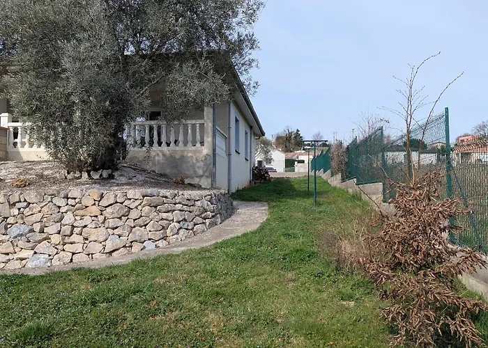 Spacieuse Piscine Couverte Bezac