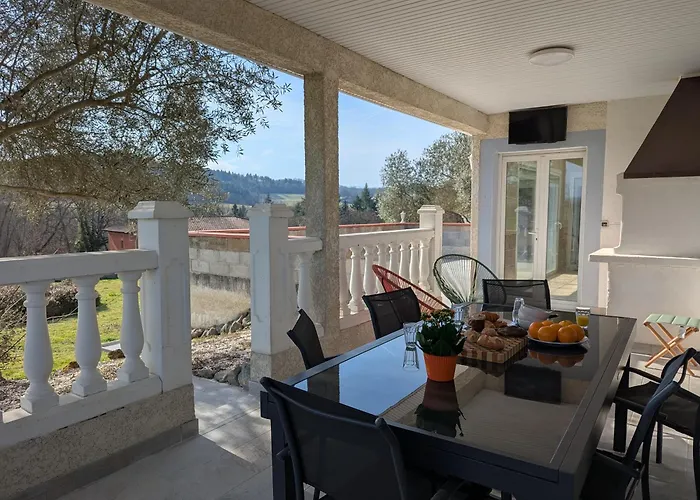 Spacieuse Piscine Couverte Villa Bezac