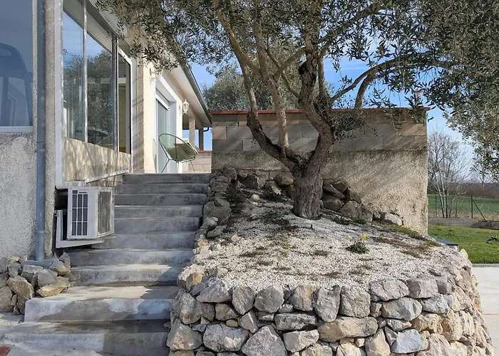 Villa Spacieuse Piscine Couverte Bezac