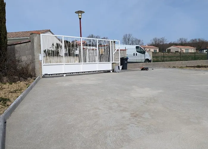 Spacieuse Piscine Couverte *