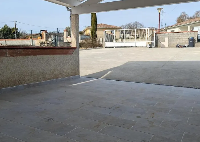 Spacieuse Piscine Couverte Bezac