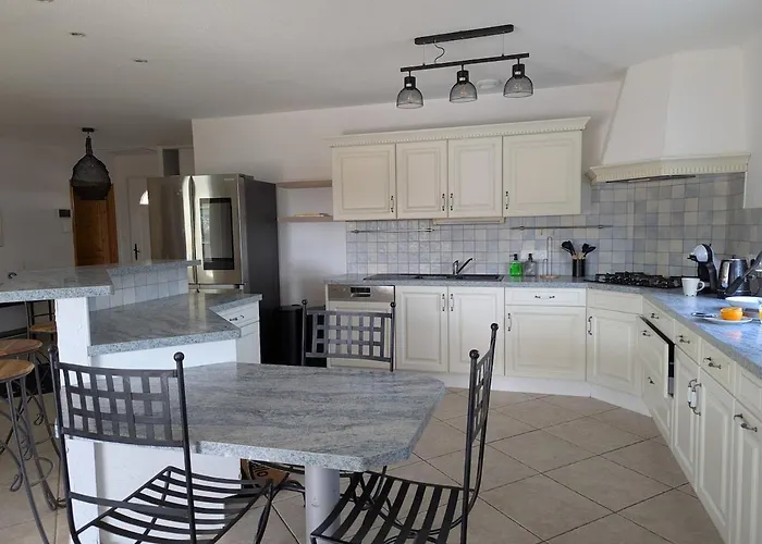 Spacieuse Piscine Couverte Villa