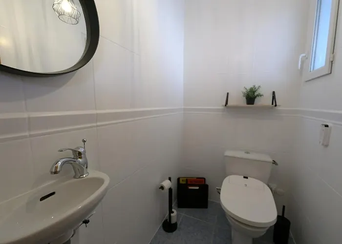 Spacieuse Piscine Couverte * Bezac