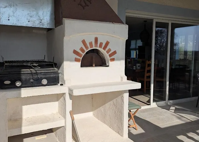 Spacieuse Piscine Couverte Bezac