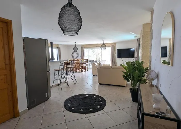 Spacieuse Piscine Couverte *