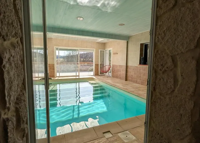 Spacieuse Piscine Couverte Villa