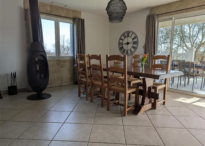 Spacieuse Piscine Couverte Bezac