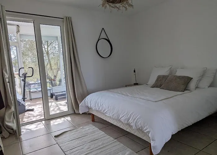 Spacieuse Piscine Couverte Bezac