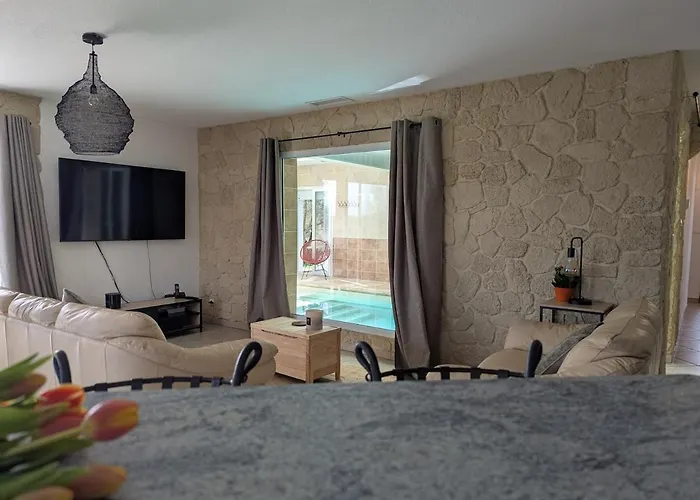 Villa Spacieuse Piscine Couverte Bezac