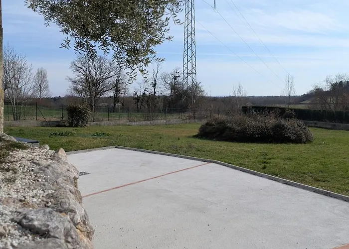 Spacieuse Piscine Couverte Bezac